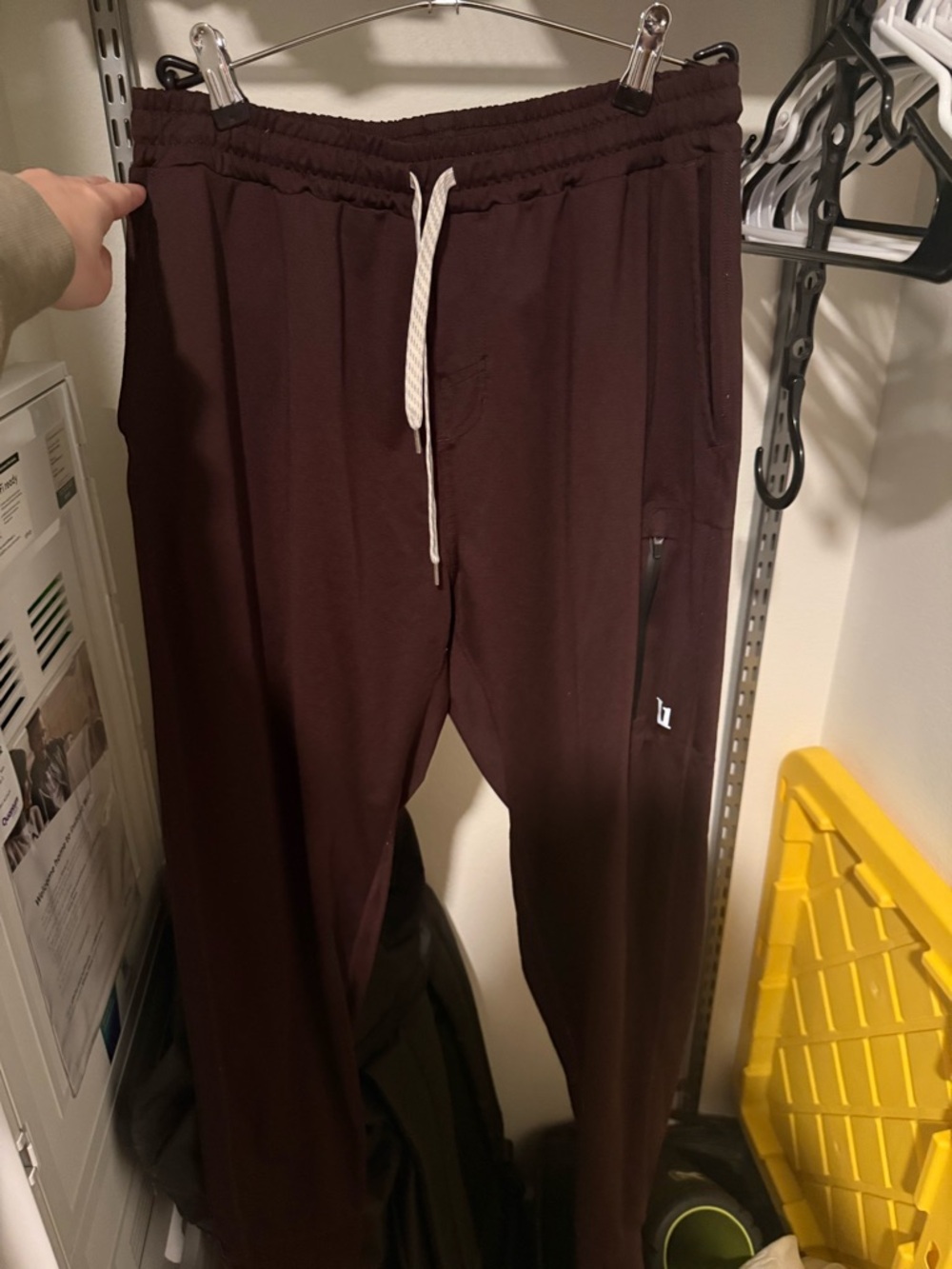 Vuori Men's Drawstring Joggers - Maroon